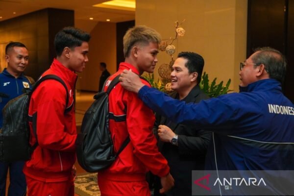 Ketua Umum PSSI Mengantar Keberangkatan Timnas Indonesia ke Australia Here's an alternate title for "Rombongan Pemain Timnas Indonesia Tiba di Sydney":
"Kedatangan Timnas Indonesia di Sydney: Siap Menghadapi Tantangan Baru