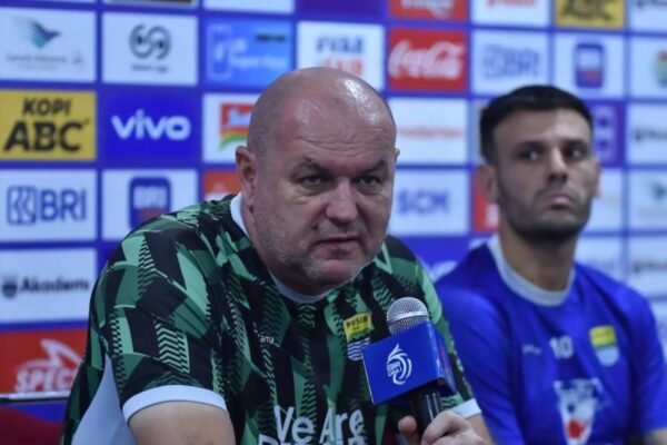 Berikut beberapa alternatif judul untuk "Pemain Persib Bandung dibekali latihan individual selama liburan":

1. "Pemain Persib Bandung Melakukan Latihan Mandiri Selama Liburan"
2. "Latihan Individual Pemain Persib Bandung Saat Liburan"
3. "Pemain Persib Bandung Diberi Program Latihan Pribadi Selama Cuti"
4. "Persib Bandung: Pemain Dapat Pembekalan Latihan Individu di Masa Liburan"
5. "Selama Liburan, Pemain Persib Bandung Fokus pada Latihan Pribadi"
6. "Persib Bandung: Rencana Latihan Individu untuk Pemain Selama Masa Libur"
7. "Pemain Persib Bandung Disiplin Berlatih Sendiri Selama Liburan"
8. "Liburan Berkualitas: Pemain Persib Bandung Jalani Latihan Individual" 

Silakan pilih atau modifikasi yang paling sesuai!