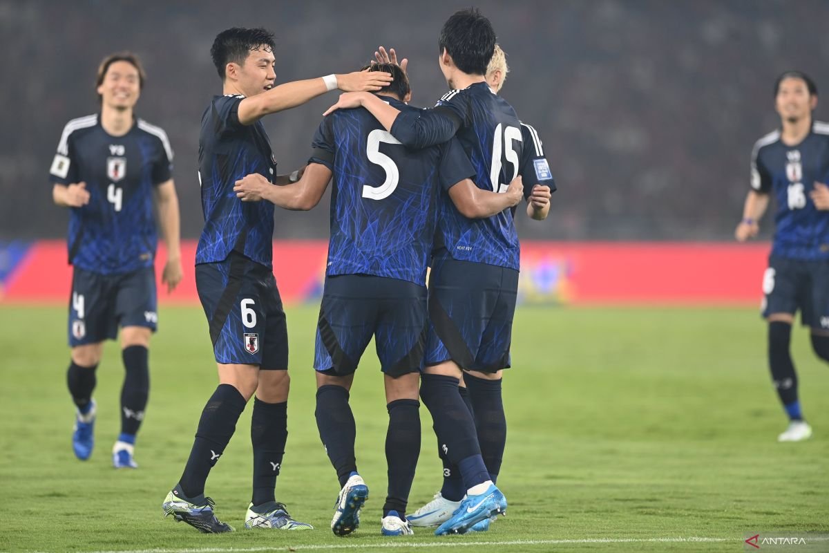 Berikut adalah beberapa alternatif judul untuk "Jepang ditahan imbang tanpa gol oleh Arab Saudi":

1. "Jepang dan Arab Saudi Berbagi Poin dalam Pertandingan Tanpa Gol"
2. "Tanpa Gol: Pertandingan Imbang Jepang dan Arab Saudi"
3. "Jepang Gagal Menaklukkan Arab Saudi dalam Pertandingan Nihil Gol"
4. "Seru Tapi Tanpa Gol, Jepang dan Arab Saudi Saling Menahan"
5. "Imbang Tanpa Gol: Jepang Ditahan Arab Saudi di Laga Ketat"
6. "Pertandingan Ketat: Jepang dan Arab Saudi Akhiri dengan Hasil Imbang Tanpa Gol"
7. "Hasil Imbang Tanpa Gol di Antara Jepang dan Arab Saudi"
8. "Jepang Terkunci Imbang oleh Arab Saudi dalam Duel Tanpa Gol"

Semoga bermanfaat!