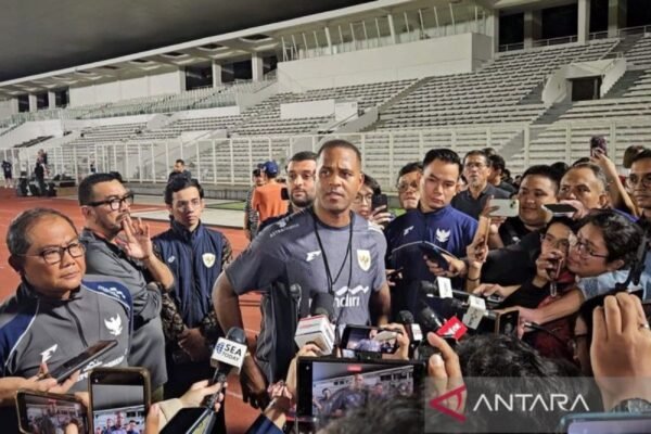 Here are some alternate titles for "Pratinjau Indonesia vs Bahrain: Saatnya kembali tampil pragmatis":

1. "Menghadapi Bahrain: Indonesia Harus Kembali ke Gaya Permainan Pragmatik"
2. "Menanti Duel Indonesia vs Bahrain: Kembali ke Pendekatan Taktis yang Efektif"
3. "Pratinjau Pertandingan Indonesia vs Bahrain: Saatnya Strategi Pragmatik Mendominasi"
4. "Indonesia vs Bahrain: Perluasan Pragmatik untuk Mempertahankan Posisi"
5. "Pratinjau: Taktik Pragmatik Indonesia Melawan Bahrain"
6. "Indonesia vs Bahrain: Momentum untuk Kembali ke Permainan Praktis"
7. "Kembalinya Indonesia ke Taktik Pragmatik Saat Melawan Bahrain"
8. "Pratinjau Laga Indonesia vs Bahrain: Membawa Kembali Pendekatan Pragmatik"

Feel free to mix and match phrases or adjust any titles to better fit your preferences!