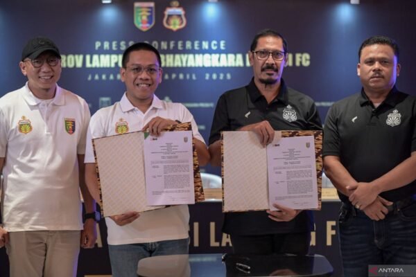 Berikut adalah beberapa alternatif judul untuk "Termasuk Bhayangkara dan Persikas, tujuh klub ganti nama dan domisili":

1. "Bhayangkara dan Persikas: Tujuh Klub yang Berubah Nama dan Domisili"
2. "Transformasi Sepak Bola: Tujuh Klub, Termasuk Bhayangkara dan Persikas, Ganti Nama dan Lokasi"
3. "Momentum Baru: Tujuh Klub, Termasuk Bhayangkara dan Persikas, Alami Perubahan Nama dan Domisili"
4. "Perubahan Signifikan: Tujuh Klub, termasuk Bhayangkara dan Persikas, Berganti Nama dan Lokasi"
5. "Era Baru Sepak Bola: Bhayangkara dan Persikas Bersama Tujuh Klub Ganti Nama dan Domisili"
6. "Rebranding Sepak Bola: Tujuh Klub, Termasuk Bhayangkara dan Persikas, Berganti Nama dan Alamat"
7. "Melangkah Maju: Tujuh Klub Sepak Bola, termasuk Bhayangkara dan Persikas, Alami Perubahan Nama dan Domisili"

Semoga salah satu judul di atas sesuai dengan yang Anda cari!