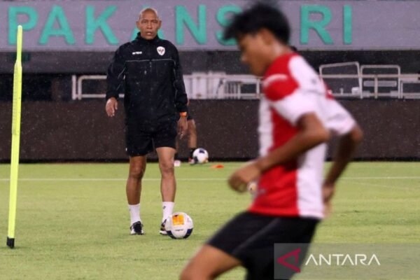 Nova Arianto Siapkan Jaring untuk Rekrut 30 Pemain Baru di Tim U-17