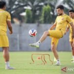 Here are some alternative titles for "Madura United bidik bek asing anyar asal Afrika":

1. "Madura United Targeting New African Defender"
2. "Madura United Sets Sights on New Foreign Defender from Africa"
3. "Madura United Eyes Fresh African Backline Addition"
4. "Madura United Pursues New African Defensive Talent"
5. "Madura United Aims to Sign New African Defender"
6. "Madura United Looks to Strengthen Defense with African Player"
7. "Madura United Targets African Talent for Defensive Reinforcement"
8. "Madura United on the Hunt for New African Back"
9. "Madura United Investigates Options for New African Defender"
10. "Madura United's Search for a New African Defender"

Feel free to choose any of these or mix and match!