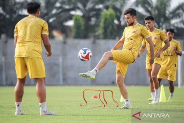 Here are some alternative titles for "Madura United bidik bek asing anyar asal Afrika":

1. "Madura United Targeting New African Defender"
2. "Madura United Sets Sights on New Foreign Defender from Africa"
3. "Madura United Eyes Fresh African Backline Addition"
4. "Madura United Pursues New African Defensive Talent"
5. "Madura United Aims to Sign New African Defender"
6. "Madura United Looks to Strengthen Defense with African Player"
7. "Madura United Targets African Talent for Defensive Reinforcement"
8. "Madura United on the Hunt for New African Back"
9. "Madura United Investigates Options for New African Defender"
10. "Madura United's Search for a New African Defender"

Feel free to choose any of these or mix and match!